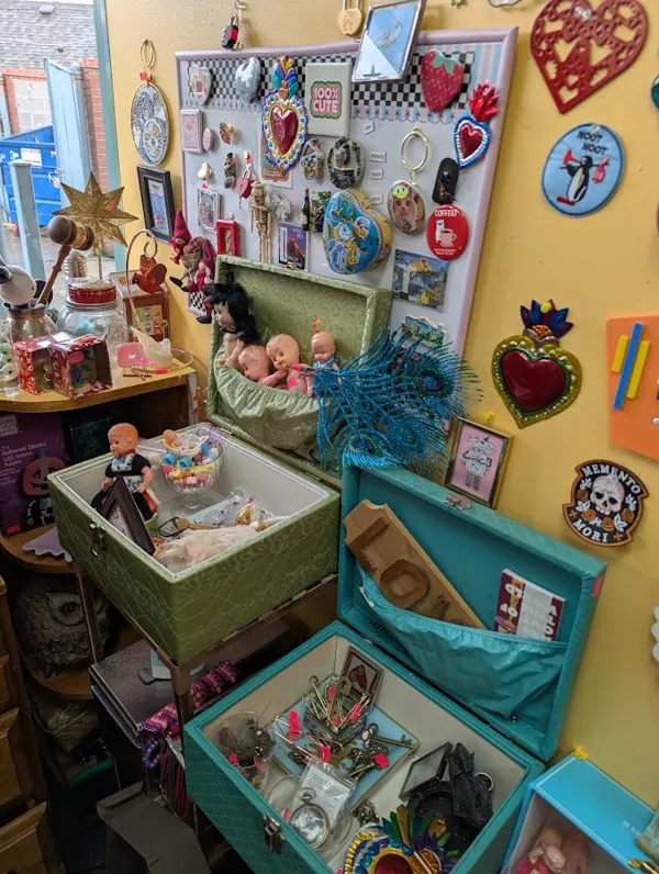 Inside Nouveau Retro Art & Thrift [PDX]