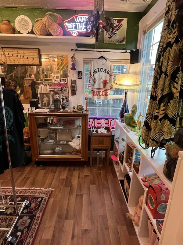 RoseWood Vintage & Collectibles, 4712 SE Belmont St, inside