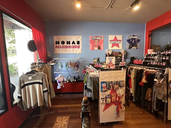 Red and Friends, 3376 SE Powell Blvd, inside