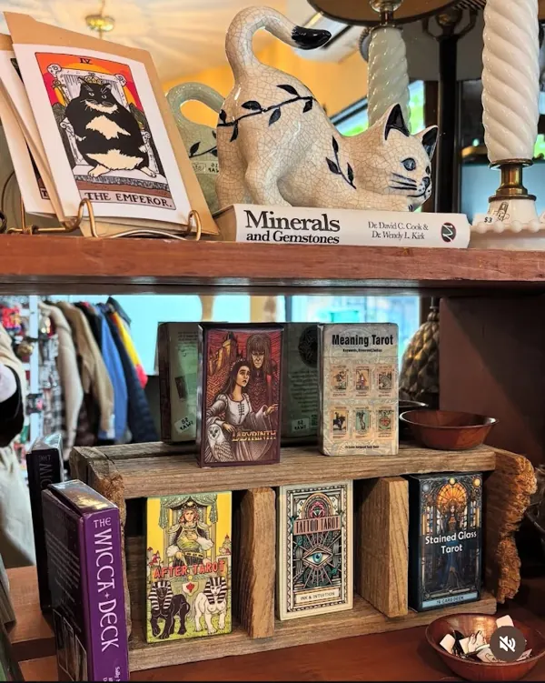 Lil Swap, 4512 NE Sandy Blvd, inside
