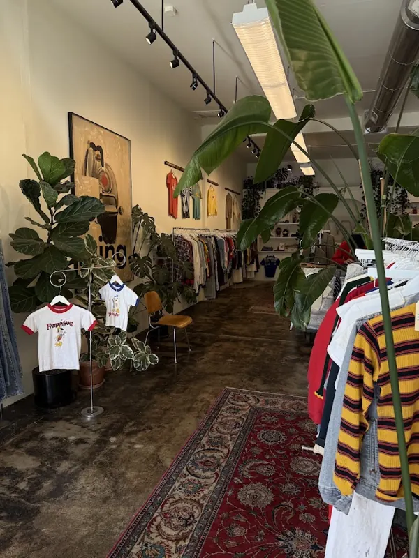 Kissing Booth, 3401 SE Hawthorne Blvd, inside