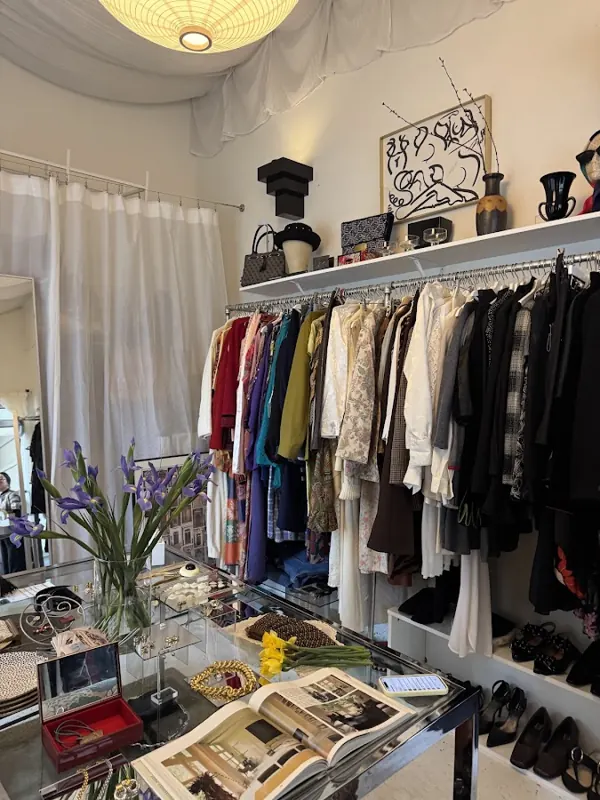 Lola and Lolo Vintage, 1720 NW Lovejoy St #115, inside