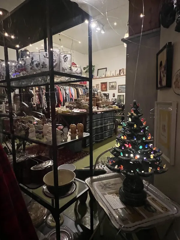 Side Street Vintage PDX, 2721 SE 26th Ave, inside