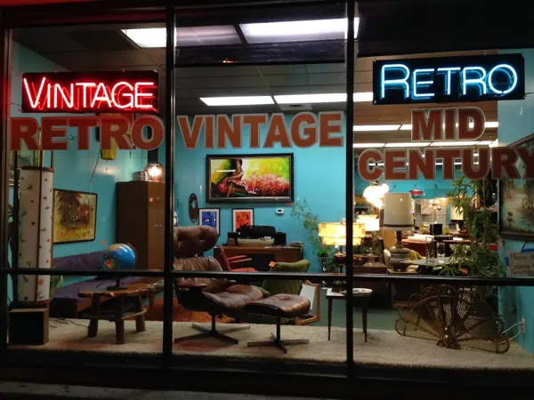 I Heart Retro, 6927 SE Foster Rd, inside
