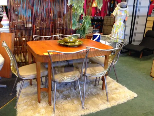 I Heart Retro, 6927 SE Foster Rd, inside