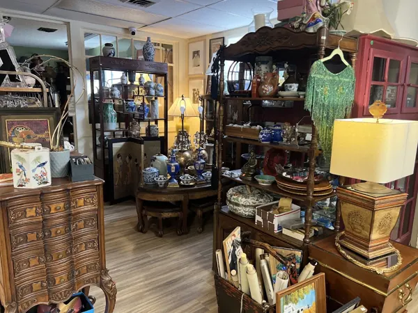 La Verte Antique, 8236 SE 17th Ave, inside