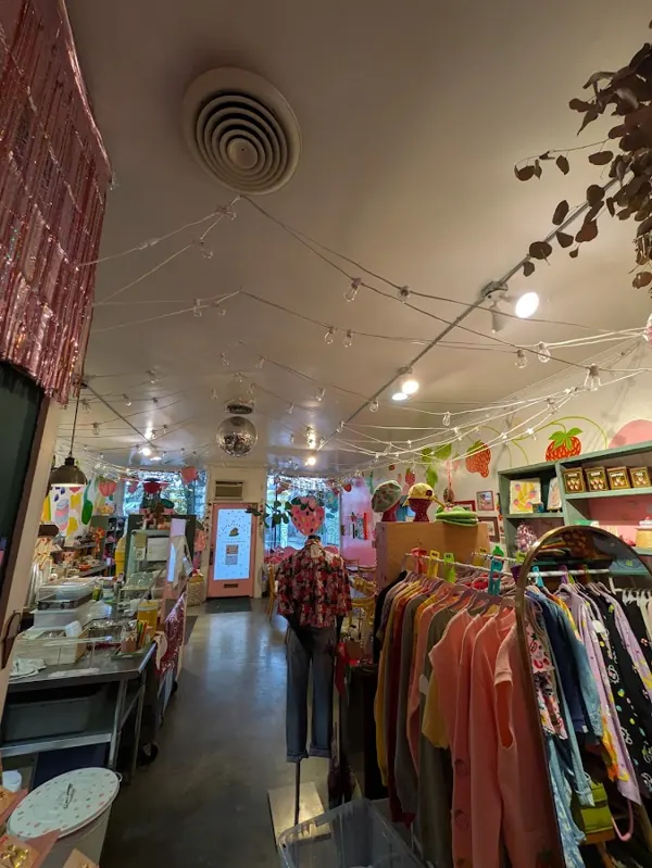 HoneyDoo Vintage at Zuckercreme, 414 SE 81st Ave, inside