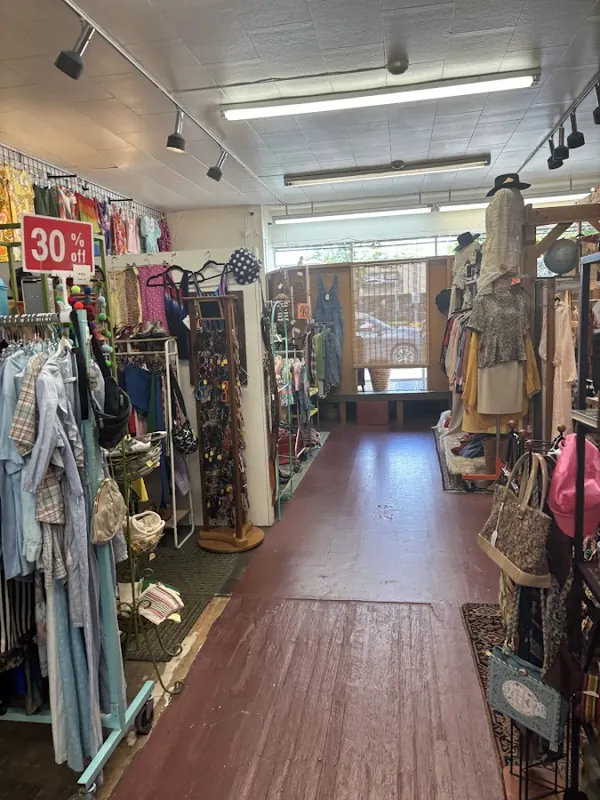 Red Fox Vintage, 4528 SE Woodstock Blvd, inside