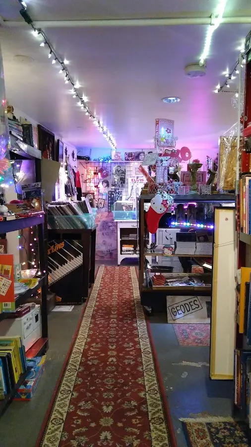 SuitsMeFine, 1405 SE Tacoma St, inside