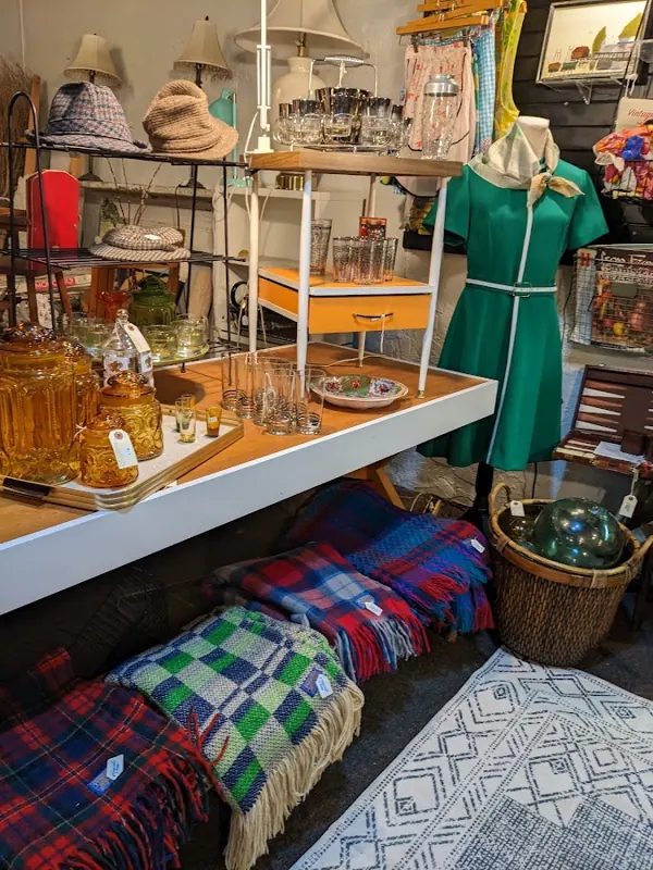 Georgie Lane Vintage, 8027 SE 13th Ave, inside